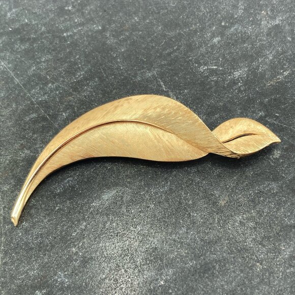 TRIFARI Vintage brushed gold tone metal curved leaf brooch ~ 1950s 1960s pin - Picture 5 of 9